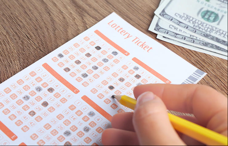 A player fills out a lotto ticket.